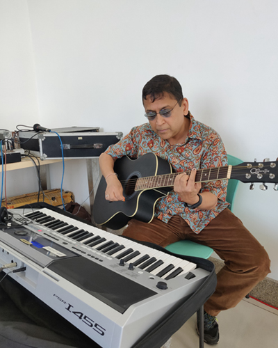 Milind Shrivastav teaching at AMA music academy